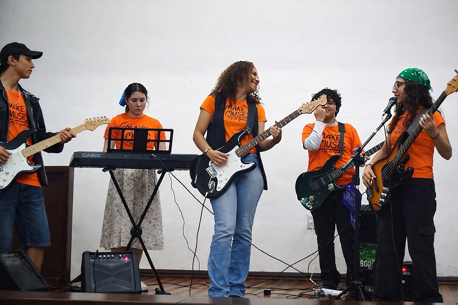Banda de jovens estudantes tocando no Dia de Fazer Música
