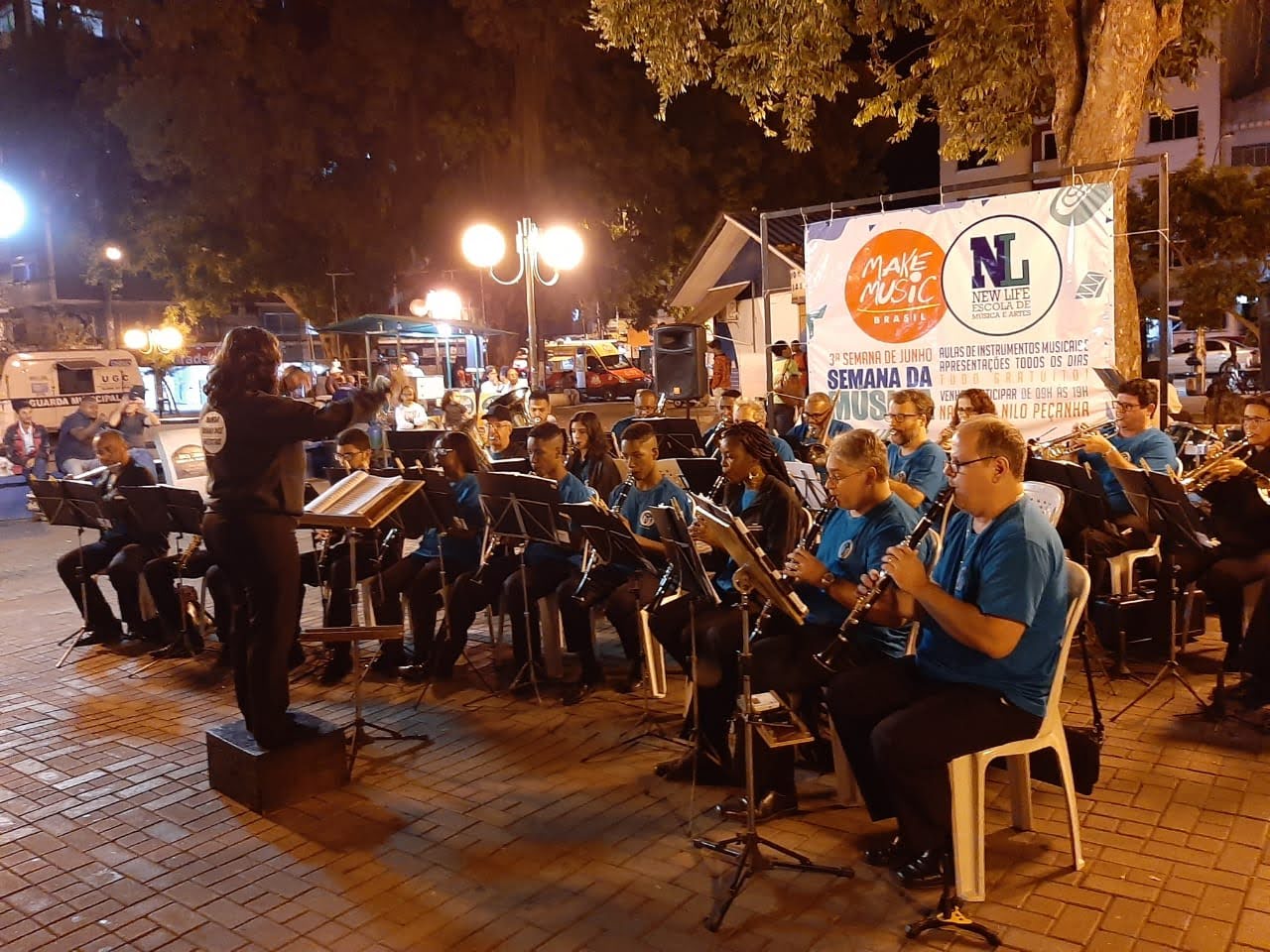 Músicos tocando em praça pública