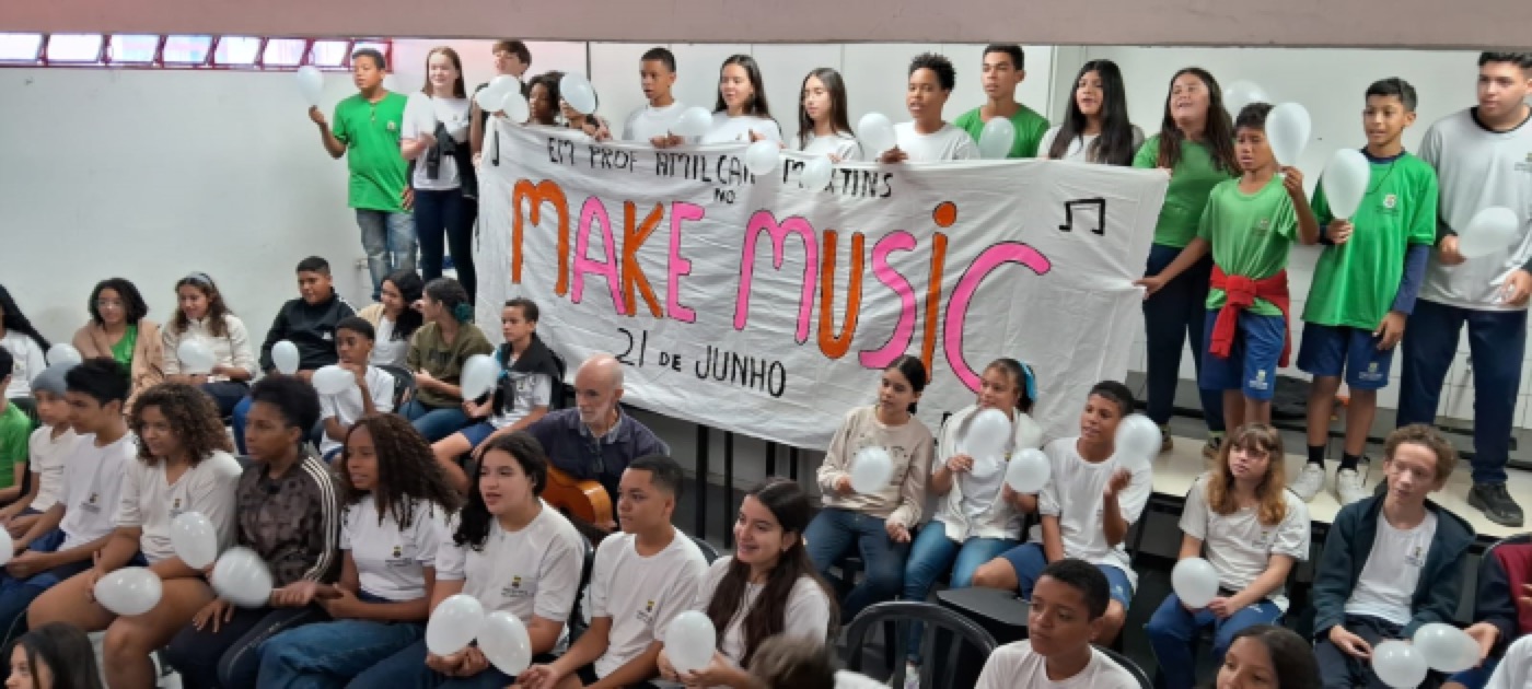 Alunos da Escola Municipal Professor Amílcar Martins em atividade Make Music Day 2024 em Belo Horizonte