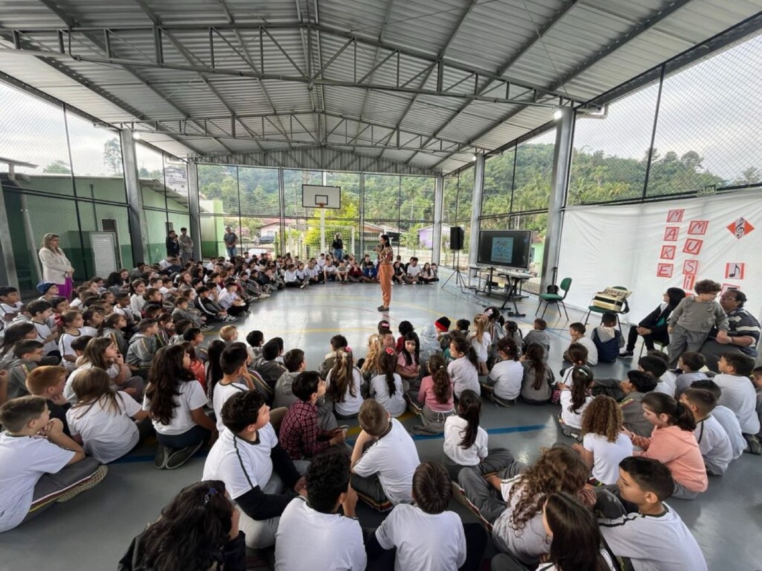 Estudantes em apresentação musical no Make Music Brusque 2024