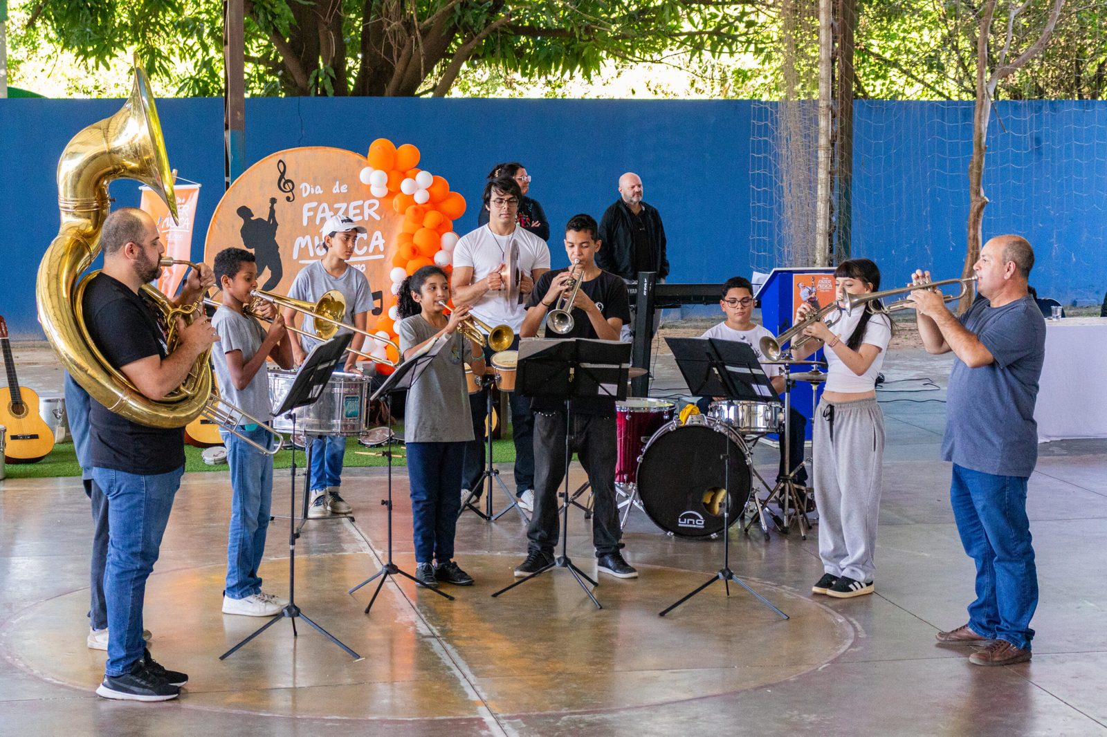 Élèves en représentation à l'école EICAP Professor Dirceu Ortolani Stein à Capivari pendant le Make Music Day