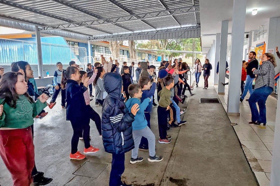 Apresentação musical em escola de Cianorte no Dia de Fazer Música | Make Music