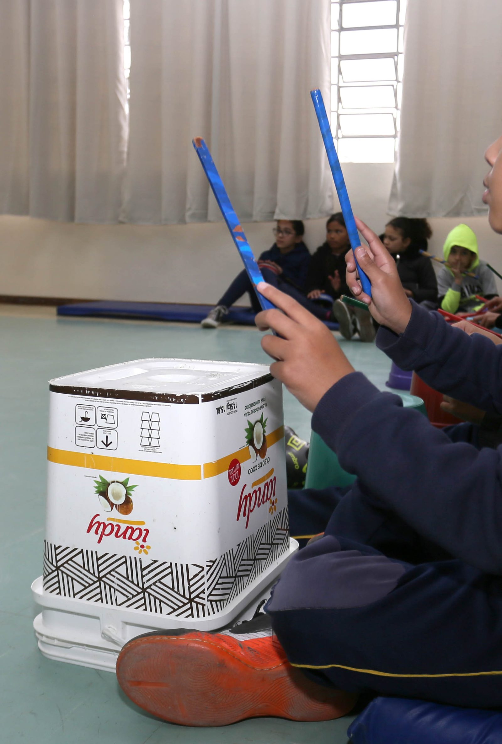 Enfant du CEI Issa Nacli jouant de la percussion avec des baguettes à la Fête de la Musique à Curitiba