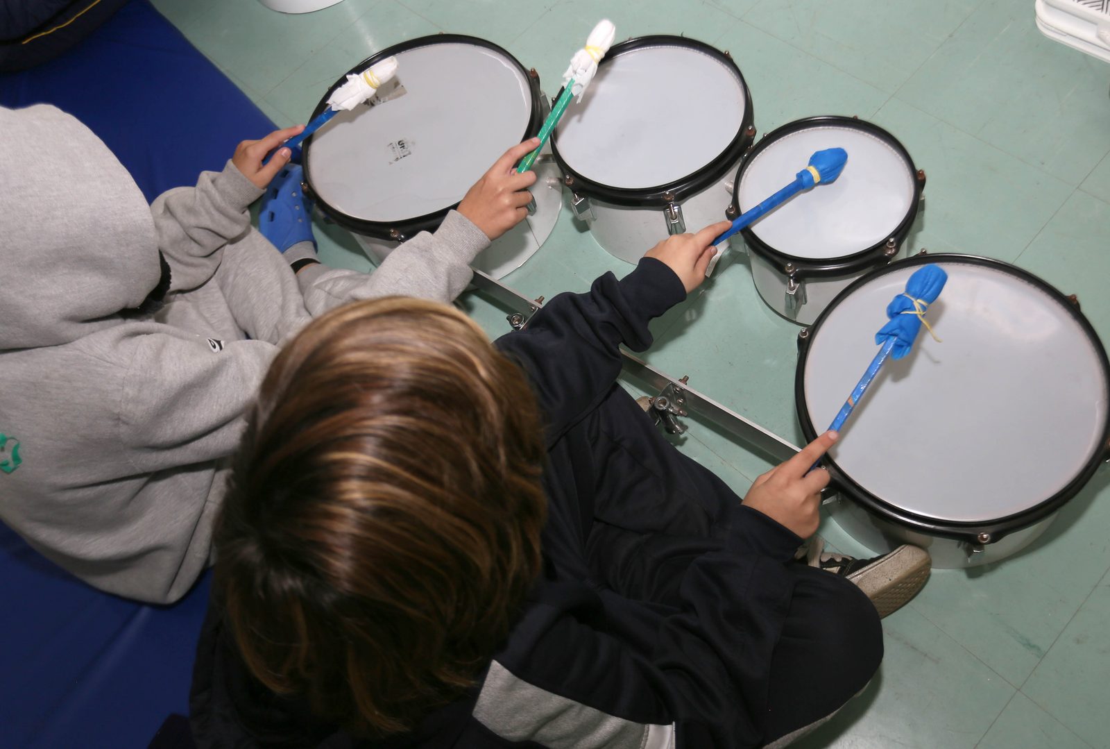 Enfants du CEI Issa Nacli en activité de percussion avec des baguettes à Curitiba