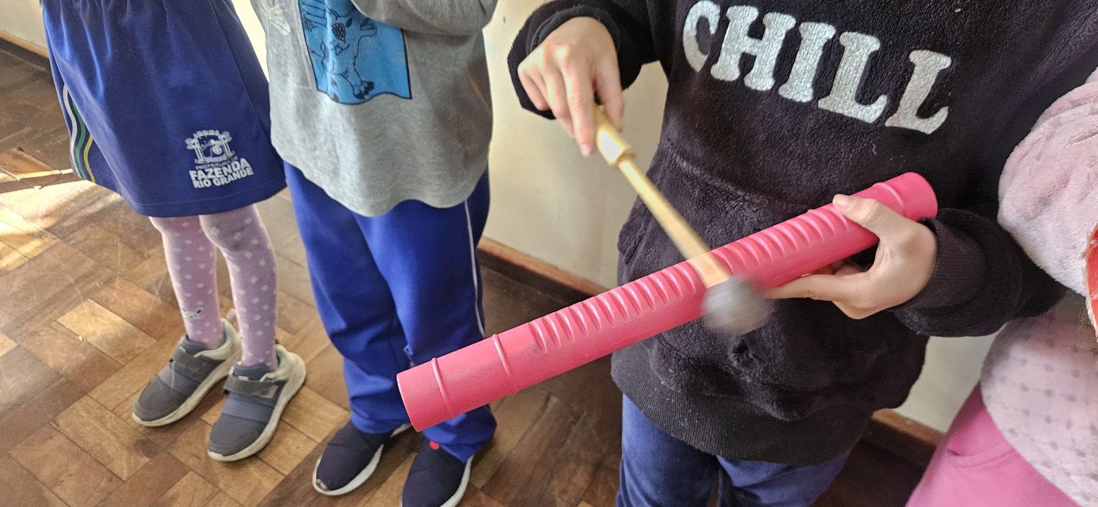 Élève du réseau municipal de Curitiba jouant d'un instrument de percussion à la Fête de la Musique