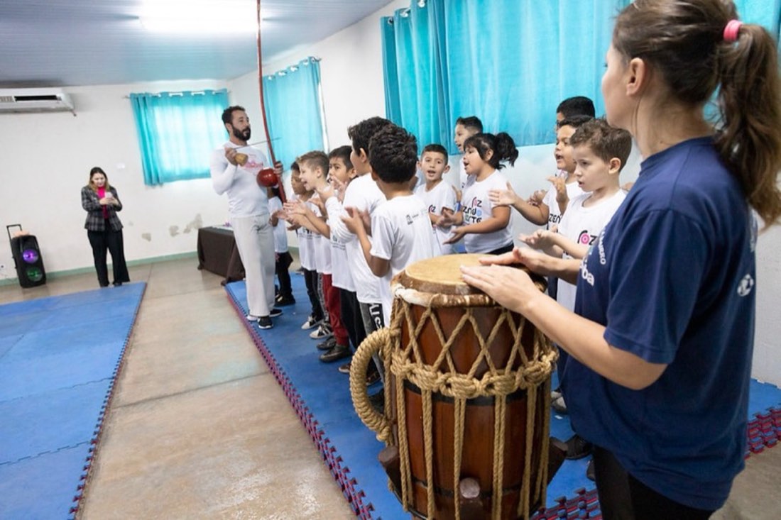 Crianças da rede municipal de Foz do Iguaçu cantando no Dia da Música