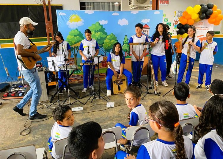 Élèves de l'École Municipale Bilingue pour Sourds d'Imperatriz en activité musicale inclusive