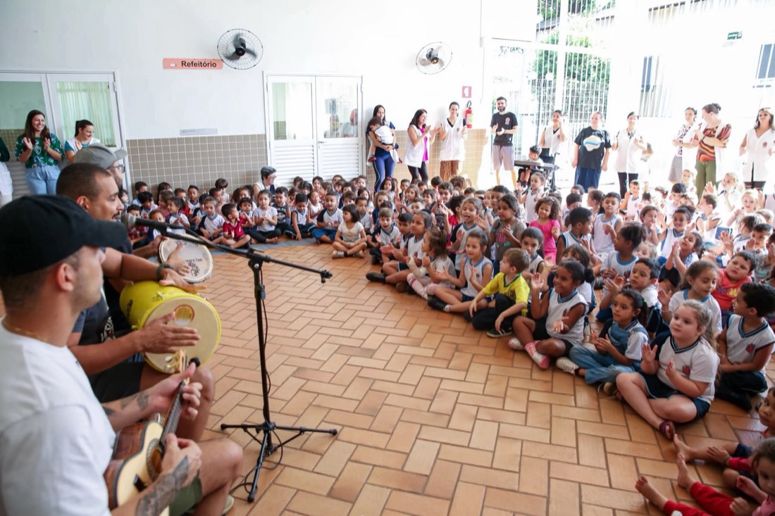 Alunos de escolas e CMEIs de Maringá em atividade do Dia de Fazer Música | Make Music