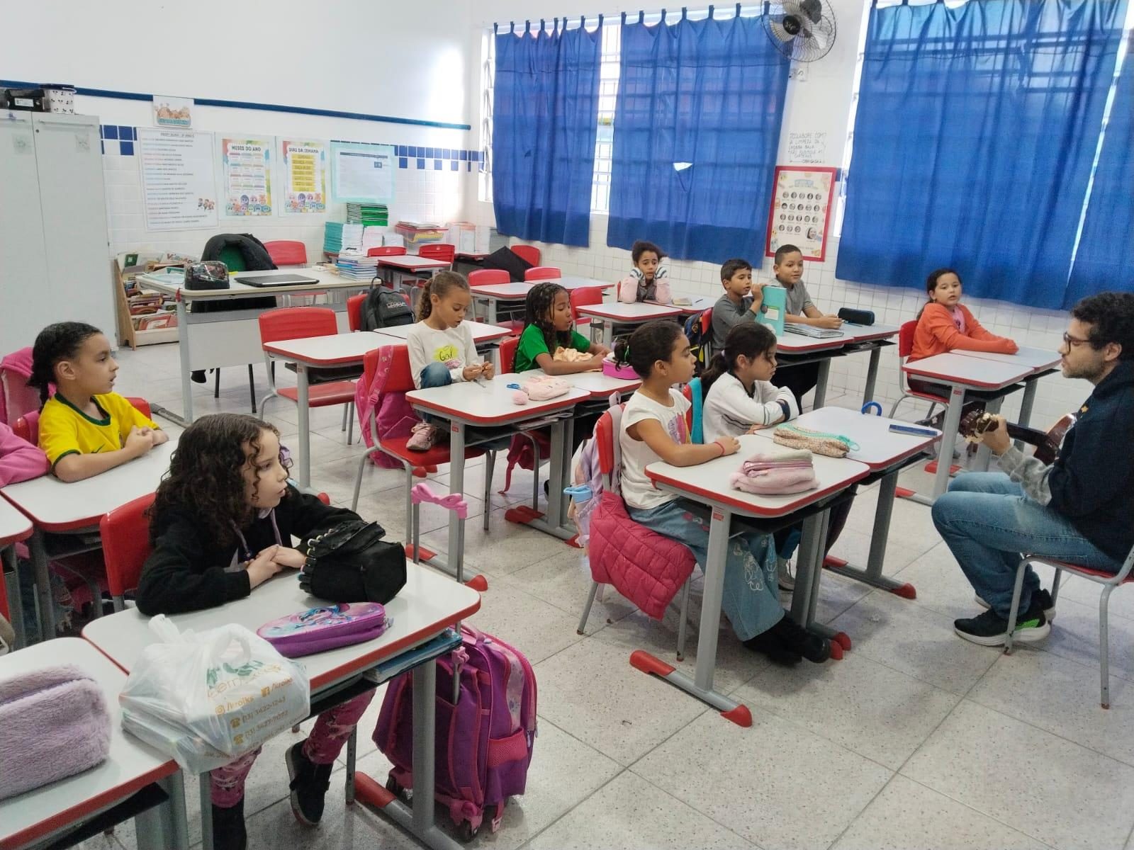 Enfants du réseau municipal de Mongaguá en activité musicale pour le Make Music Day