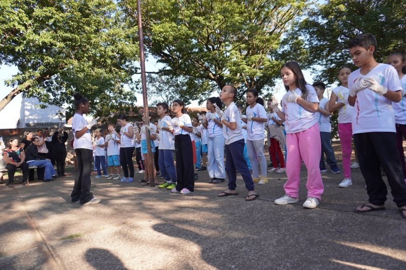 Élèves de Penápolis en représentation en Libras (langue des signes) à la Praça Albertina Campachi