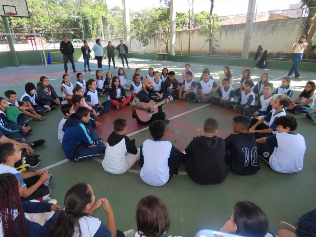 Alunos de Pindamonhangaba em roda musical em escola municipal