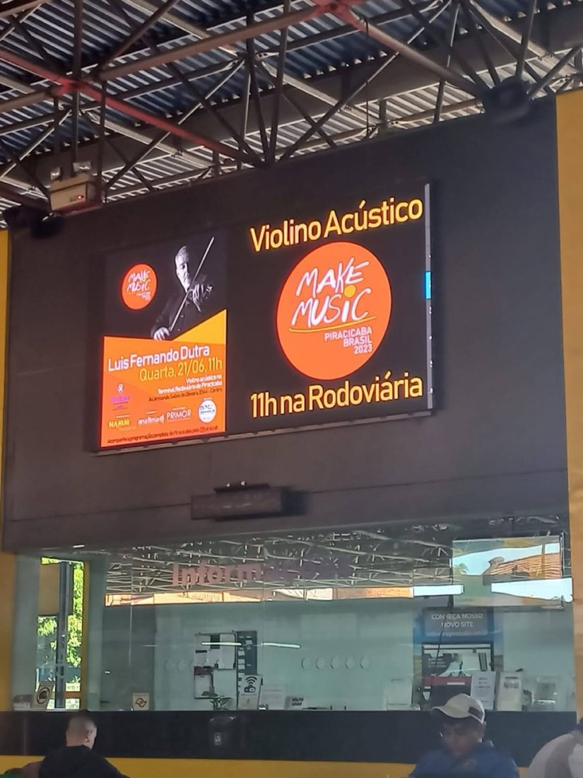Tela da Rodoviária de Piracicaba divulgando o Dia de Fazer Música | Make Music