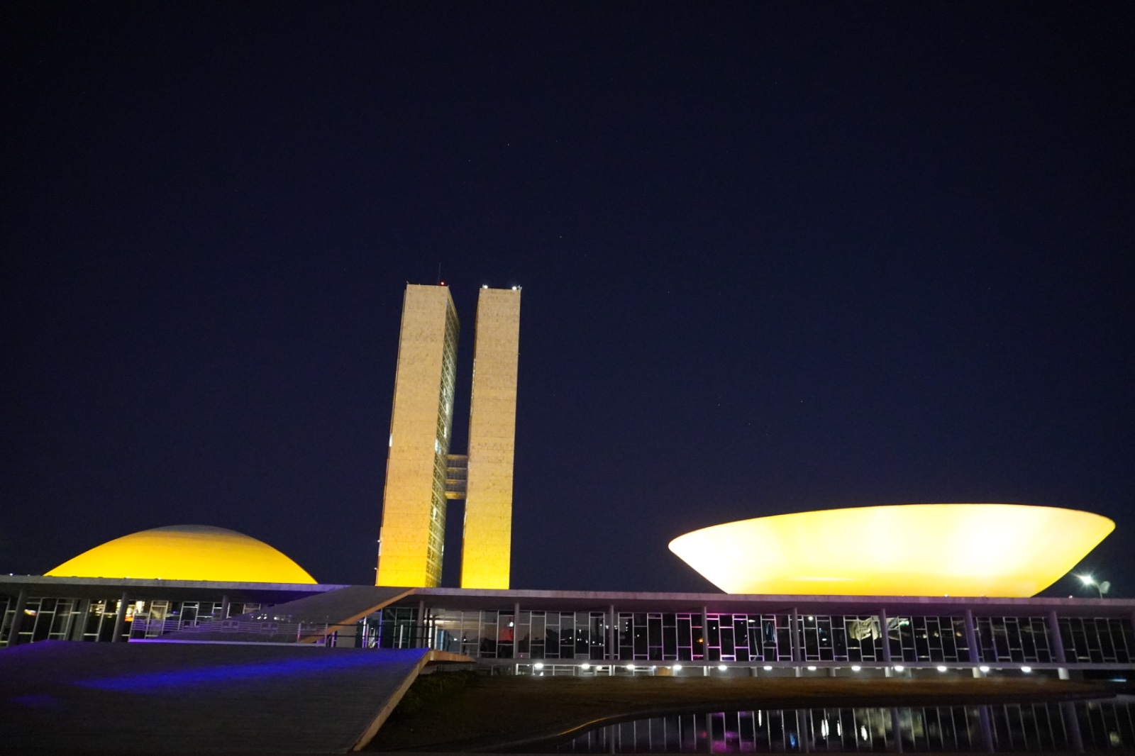 Congresso Nacional iluminado durante o Dia de Fazer Música