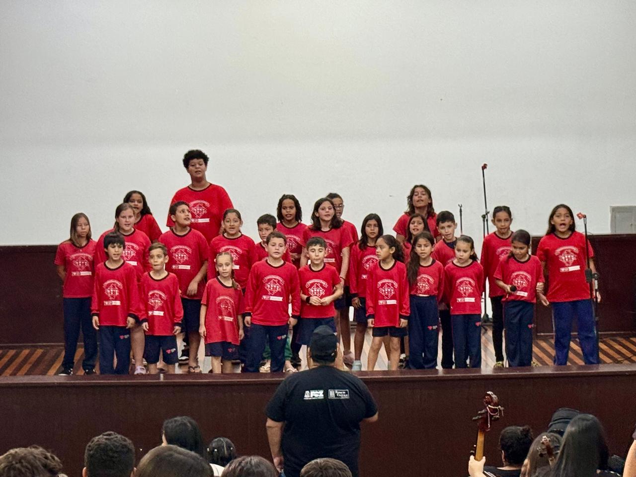Coral infantil participando do Dia de Fazer Música