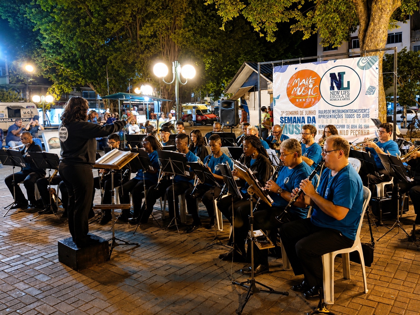 Orquestra escolar se apresentando em praça pública