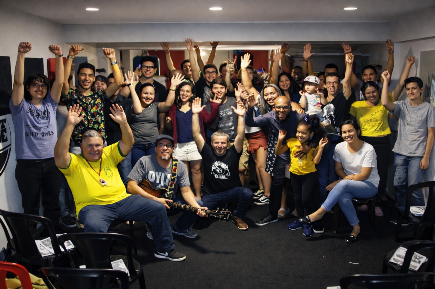 Comunidade reunida em celebração musical