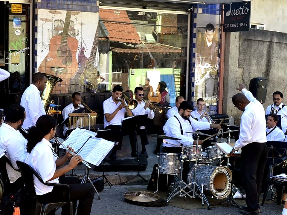 Banda tocando em frente a loja de instrumentos durante ação de rua do Make Music
