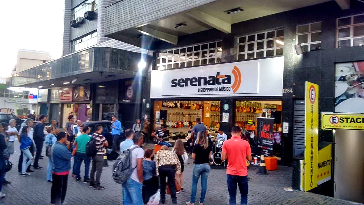 Ativação do Make Music Day em frente à loja Serenata com público acompanhando música ao vivo